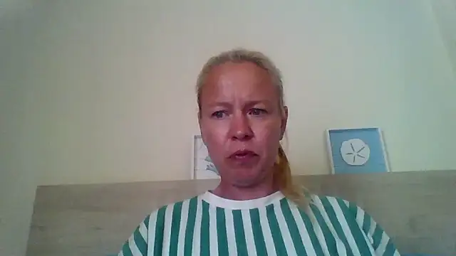 jennyblondeuk online show from April 28, 2026, 4:33 pm