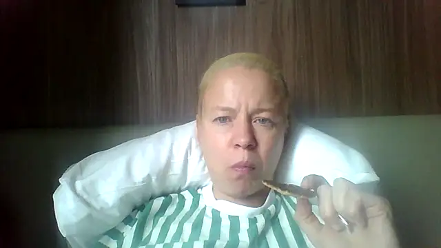 jennyblondeuk online show from April 12, 2026, 2:09 pm