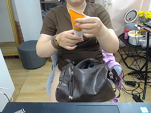 Snapshot of Coffee_Milktea chatting on May 9, 2026, 1:09 am Coffee Milktea online show from May 9, 2026, 1:09 am