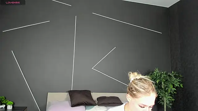 Snapshot of ChloeAlba chatting on May 1, 2026, 3:11 am ChloeAlba online show from May 1, 2026, 3:11 am
