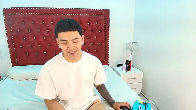 Snapshot of Jaden_and_sofia chatting on July 31, 2026, 2:44 am Jaden and sofia online show from July 31, 2026, 2:44 am