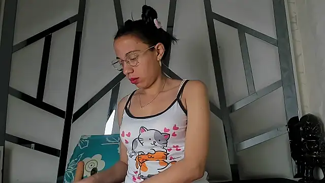 Lunahot68 online show from April 25, 2026, 2:47 am
