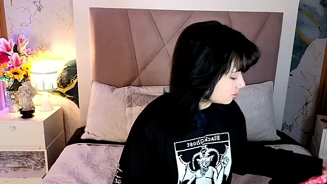 Snapshot of Sienna_Desiree chatting on June 24, 2026, 12:37 pm Sienna Desiree online show from June 24, 2026, 12:37 pm