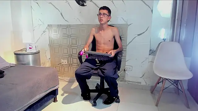 Snapshot of asher_lux chatting on March 20, 2026, 7:37 pm asher lux online show from March 20, 2026, 7:37 pm