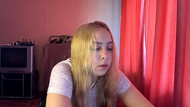 Snapshot of ZoraDearmon chatting on August 3, 2026, 8:22 am ZoraDearmon online show from August 3, 2026, 8:22 am
