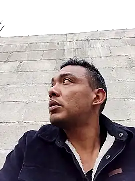 latinomoreno95 online show from February 3, 2026, 11:43 pm