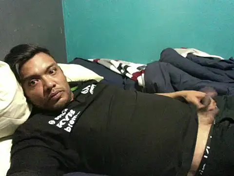 Snapshot of latinomoreno95 chatting on April 5, 2026, 11:28 am latinomoreno95 online show from April 5, 2026, 11:28 am