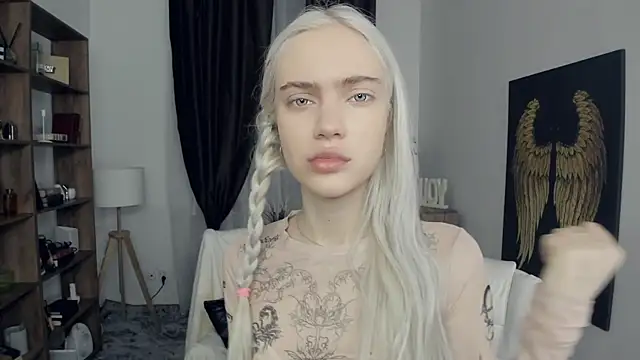 KristalCrowner online show from February 16, 2026, 7:23 pm