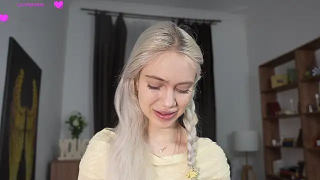 KristalCrowner online show from March 20, 2026, 7:37 pm