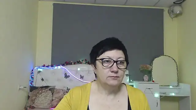EmilyL0ve online show from May 1, 2026, 5:23 am