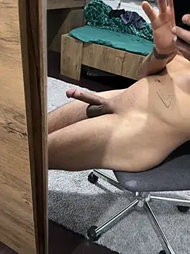 Snapshot of alexandrxlxx chatting on April 4, 2026, 12:39 am alexandrxlxx online show from April 4, 2026, 12:39 am