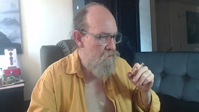 Snapshot of Uncle_Hottie chatting on July 17, 2026, 5:43 pm Uncle Hottie online show from July 17, 2026, 5:43 pm