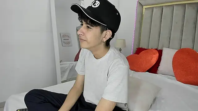 julian xx online show from February 7, 2026, 7:44 pm