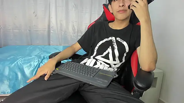 julian xx online show from May 7, 2026, 7:28 pm