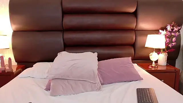 CintiaHolms online show from March 8, 2026, 2:04 am