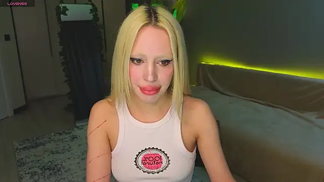 Luna Beverly online show from April 26, 2026, 8:28 pm