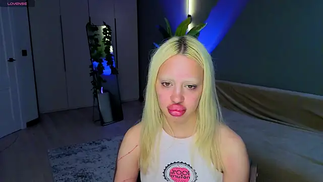 Luna Beverly online show from June 14, 2026, 2:24 am