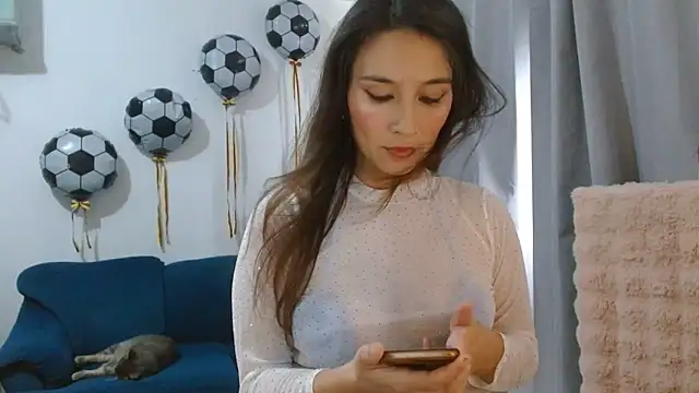 Snapshot of Almaglow_ chatting on June 18, 2026, 5:29 pm Almaglow online show from June 18, 2026, 5:29 pm