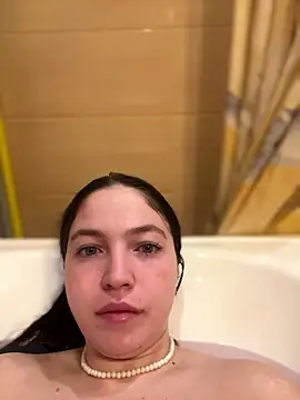 AlexaYvonne online show from January 8, 2026, 11:33 pm