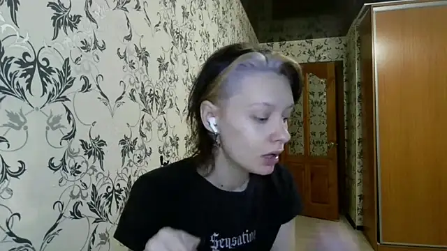 LxayBloom online show from May 1, 2026, 1:21 am