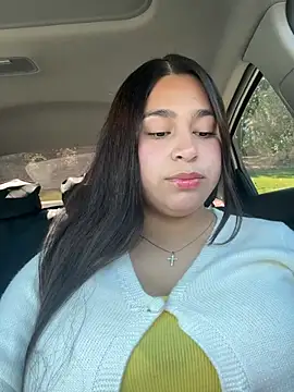 Snapshot of leslieof chatting on April 21, 2026, 5:52 pm leslieof online show from April 21, 2026, 5:52 pm