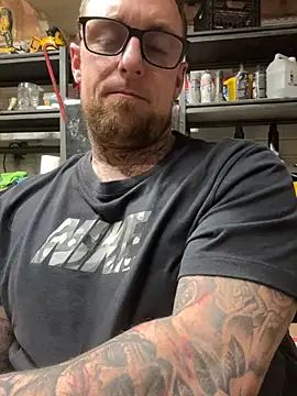 WIDBIGWHITECOCK online show from March 4, 2026, 10:01 am