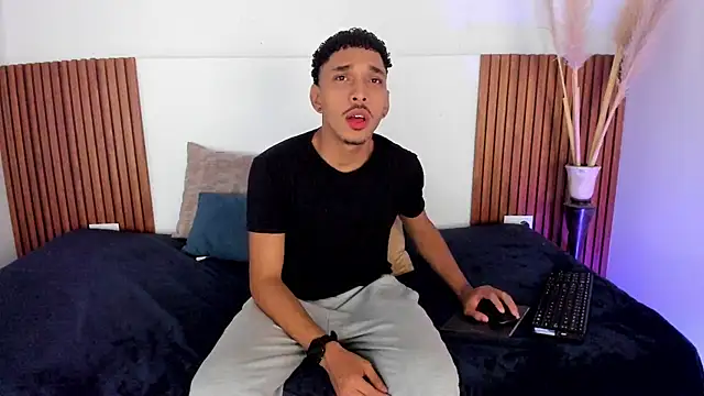 Julian Dark  online show from February 10, 2026, 4:22 am