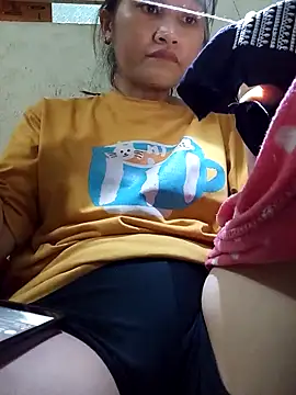 yumyum112 online show from March 18, 2026, 1:57 pm