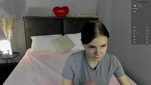 SkinyJoys online show from March 18, 2026, 1:42 am