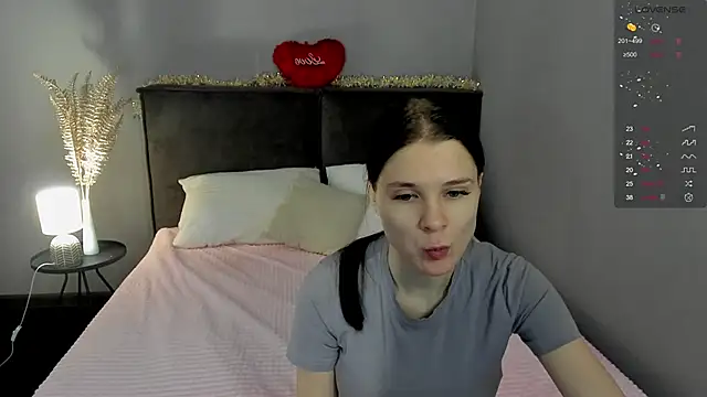 SkinyJoys online show from March 17, 2026, 1:52 am