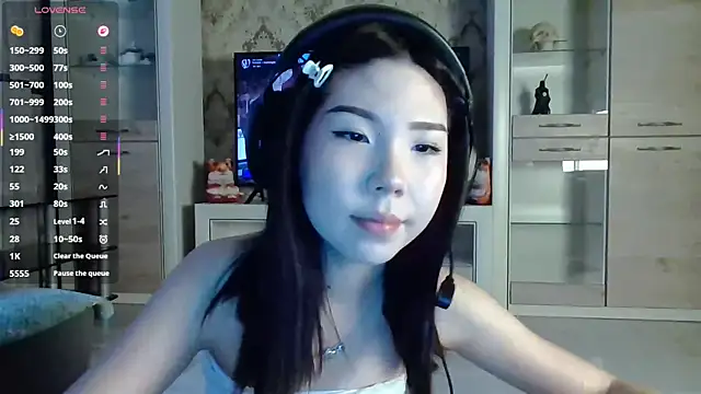 AprilOnilll online show from February 25, 2026, 11:54 am