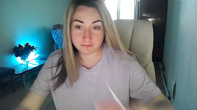 Snapshot of FoxyAnn12 chatting on May 6, 2026, 11:47 am FoxyAnn12 online show from May 6, 2026, 11:47 am