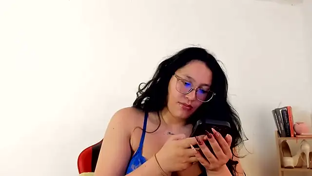 Snapshot of abril_onnel chatting on August 4, 2026, 8:35 pm abril onnel online show from August 4, 2026, 8:35 pm