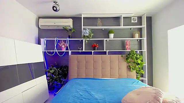 Snapshot of StephieRousee chatting on March 9, 2026, 6:28 am StephieRousee online show from March 9, 2026, 6:28 am