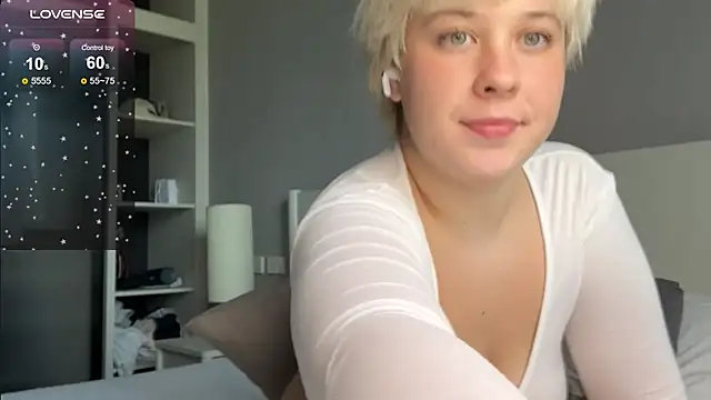 EvaSuunny online show from April 28, 2026, 9:24 am