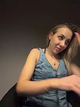 Snapshot of ElenaWhitmore chatting on March 10, 2026, 10:14 pm ElenaWhitmore online show from March 10, 2026, 10:14 pm