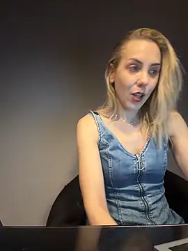 ElenaWhitmore online show from May 1, 2026, 9:42 pm