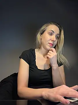 Snapshot of ElenaWhitmore chatting on March 5, 2026, 10:37 pm ElenaWhitmore online show from March 5, 2026, 10:37 pm