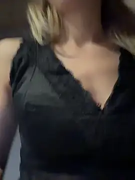 Snapshot of ElenaWhitmore chatting on February 9, 2026, 11:47 pm ElenaWhitmore online show from February 9, 2026, 11:47 pm