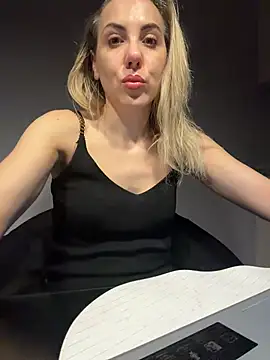 Snapshot of ElenaWhitmore chatting on March 6, 2026, 11:33 pm ElenaWhitmore online show from March 6, 2026, 11:33 pm