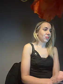 Snapshot of ElenaWhitmore chatting on March 19, 2026, 10:21 pm ElenaWhitmore online show from March 19, 2026, 10:21 pm