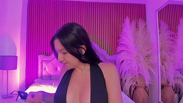 Violett hott  online show from February 5, 2026, 12:45 pm