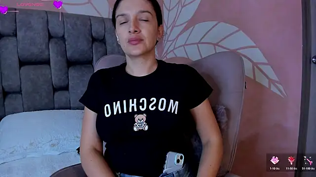 Violett hott  online show from July 24, 2026, 11:06 am