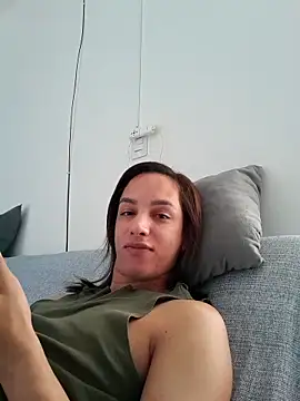 ofjuliaa online show from May 5, 2026, 2:42 pm