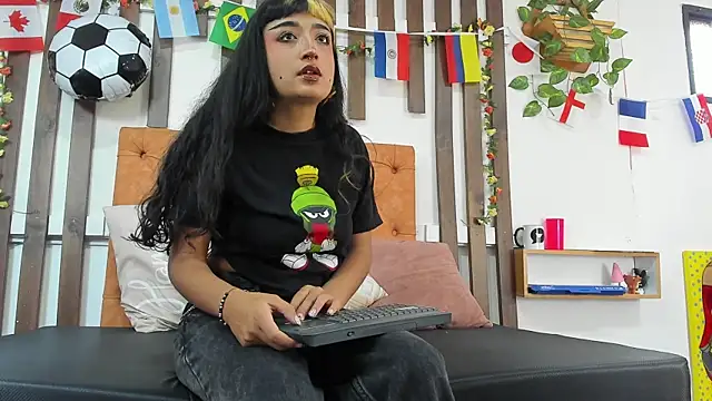 Snapshot of MeowMota_ chatting on July 14, 2026, 6:47 pm MeowMota online show from July 14, 2026, 6:47 pm