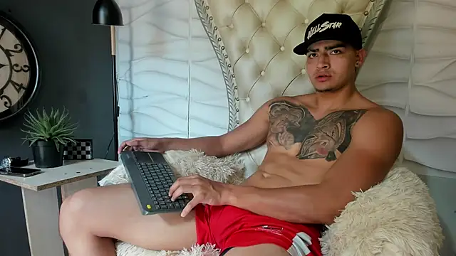Snapshot of elliot_colton chatting on August 7, 2026, 7:53 pm elliot colton online show from August 7, 2026, 7:53 pm