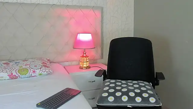 Snapshot of TinyRosee chatting on February 5, 2026, 8:04 pm TinyRosee online show from February 5, 2026, 8:04 pm