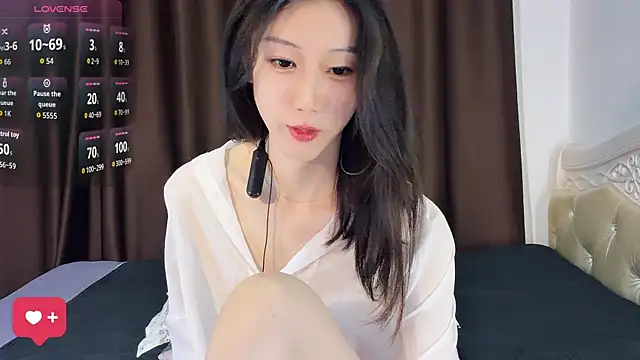 Snapshot of Queenbb88 chatting on August 4, 2026, 12:10 pm Queenbb88 online show from August 4, 2026, 12:10 pm