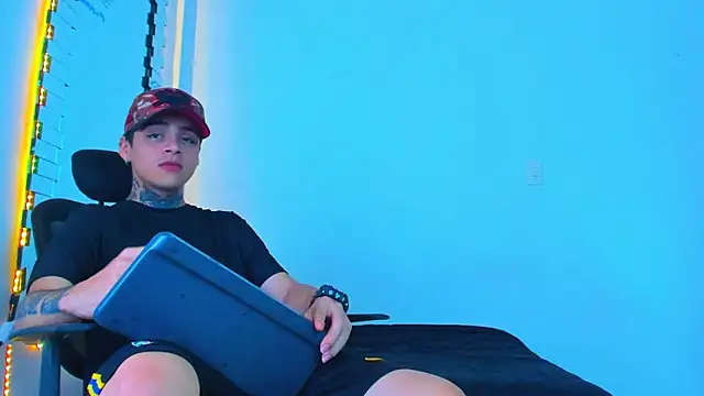 Snapshot of Thomas-Wil chatting on February 27, 2026, 9:58 pm Thomas-Wil online show from February 27, 2026, 9:58 pm