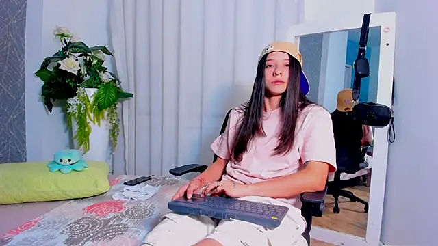 ViictoriiaSaenz online show from April 24, 2026, 4:14 am